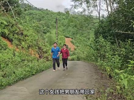 女孩把男朋友带回家,不料母亲不让进门