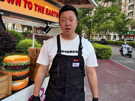 开拉风小吃车卖汉堡,刚出摊就排起长队 摆摊最重要的是什么?当然是选择好卖的摆摊项目#汉堡 #摆摊#摆摊创业#轻创业