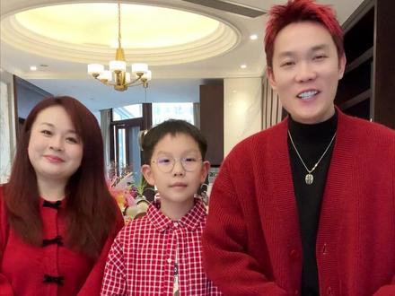 小小心意嘿嘿,大黄一家提前给姐妹们拜年啦!#双黄夫妇