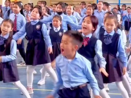 不同国家的学生课间操,泰国像跳舞,日本倒立? #学生 #课间活动