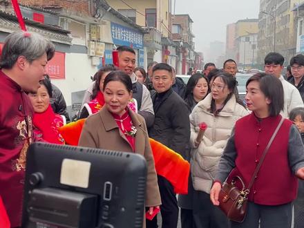 新娘接到家下车红包不能少!#喜婆婆 #下车礼 #新娘出场 #结婚习俗 #接亲花絮