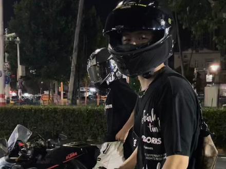 少壮不努力长大骑车哦呐呐呐#机车 #ktm #机车文案