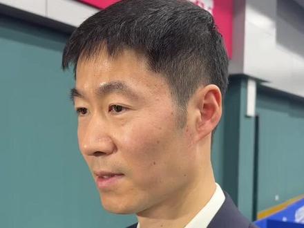 王励勤、马龙、李隼谈未来规划与过往经验。 23日,王励勤当选中国乒乓球协会新任主席。王励勤会后表示,从刘国梁手中接过接力棒责任重大,将带领国乒着眼洛杉矶奥运会,围绕六个项目制定备战战略。中国乒协副主席马龙分享了自己当选后的心情以及未来的工作方向。中国乒乓球队总教练李隼介绍了巴黎奥运会备战给队伍带来的收获,分享了个人与刘国梁的工作感受。#王励勤 #马龙 #国乒 #中国乒乓球协会