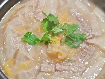 酸菜汆白肉,里面的白肉蘸蒜泥太好吃了,香而不腻,搭配米饭太下饭了#酸菜汆白肉 #酸菜 #五花肉 #跟着抖音学做菜 #学会快去试试吧🔥