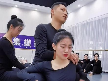 真看不得女孩哭,只是为了完成自己的梦想,你必须要努力!#我是名师#希桐#舞蹈艺考