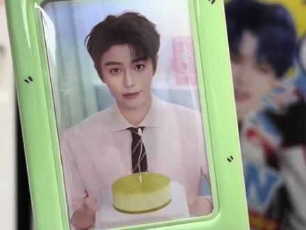 我也是坐上丁禹兮的生日痛车了!🥹 #丁禹兮 #丁禹兮生日应援 #杭州地铁 #丁禹兮0720生日快乐 #丁禹兮生日
昨天晚上事情结束后去蹲痛车,因为比较晚了有点着急,(中午小蹲了下没有蹲到🙇♀️),当时每次有提示音提醒列车即将进站我都像老母亲一样观望看看是不是这辆车,就这样在来来回回的希望和失落中反复循环,大概过去了一个多小时,因为时间有点晚了,地铁到住的地方也有点小远,第二天还要上班,犹豫下还是打算放弃准备回去了,就这样在迷茫中上了回去的车下站去换乘
但是!!!我在换乘中看到了对面的车缓缓打开了门,没错!是这辆车!就是这辆😭我赶紧冲了上去,上车后,当时的心真的是五味杂陈,本来以为今天蹲不到就这样回去了,没想到现在真真实实在这了,那种恍惚惊喜充斥着我,当时真的很想哭,但是还是忙忙碌碌用镜头记录下了这一切...
今天的视频配乐分为两段,一段表达对痛车的震撼,一段表达了我的惊喜,最后看着车开走,真的很舍不得,但是今天也是真的打上卡了🥹🥹一切都值得了🥹
(今天唠叨一下,主要真的很惊喜,希望去打卡的海棠们都能够一趟就遇上!🥹🍀)