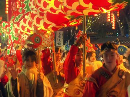 清明上河园的鱼灯大巡游真的太好看了!#清明上河园 #旅行推荐官 #鱼灯