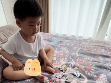 只教一遍就认识了,一个没看过蜡笔小新的小男孩掌控全局hhhhh#新脑子就是好用 #蜡笔小新 #拼豆