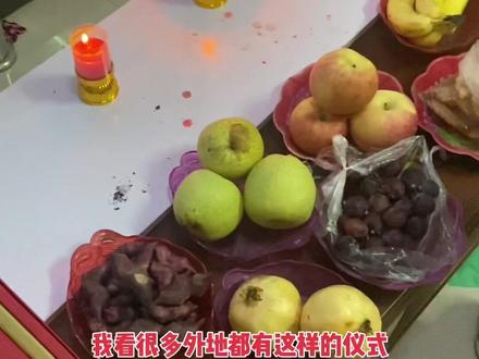 我们这边八月十五都有个供月华的仪式,摆上月饼、水果,点上蜡烛,不知道是不是请嫦娥仙子吃的#祝大家中秋节快乐 #中秋节 #月圆人圆事事圆