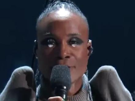 要说GlamBOT达人,还得是Billy Porter!他总是一副胸有成竹的样子,这次我甚至宣布“我不用教你怎么做了,你都懂!”哈哈哈,我就知道我只需要数3,2,1就完事儿了,绝对燃爆全场!拍他可太给我省事儿了!
#时尚 #秀场 #帅就完事了 #这谁顶得住啊 #姿态 #pose美剧 #美剧pose #高分美剧 #waacking #colewalliser #glambot机械臂 #慢镜头下的绝美瞬间 #格莱美慢镜头