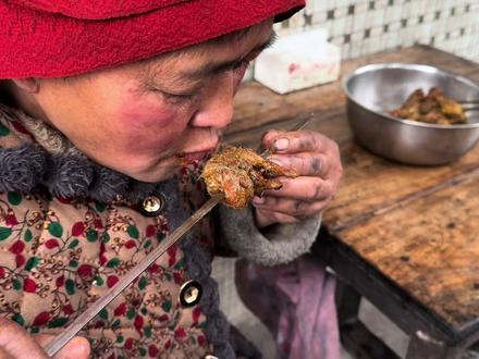正宗毛鸭蛋,烤的两面金黄再撒上孜然粉辣椒面,香辣酥脆嘎嘎香#户外烧烤 #乡村生活日常