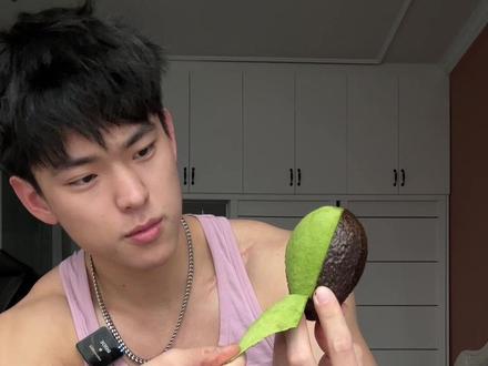 今天替大家浅尝一下牛油果是啥味儿的~#记录饮食 #牛油果 #早餐吃什么 #自律 #健康饮食