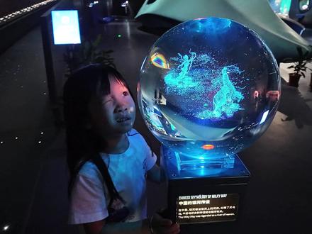 刚回来!暑假广东科学中心不踩雷保姆级攻略
暑假不想日晒雨淋,又想轻松遛娃,玩足一整天,虽说人多,但有一说一非常值得,一天玩不够~ 附上超全游玩指南👇
‼️敲黑板:暑假强烈建议非周末游玩!!
🔸 门 票:成人60,1大1小套票70,1.3米以下/6岁以下免🆓❗️ 65岁以上长者也免🆓
🔸 「广东科学中心」小🍊序,提前1天约 门 票,剧场项目需当天 约
✅ 隐藏技巧:上午场9:00/下午场12:30、13:30放 号,必须定位在科学中心范围内才能 约(建议提前停好车尽量走近门口的位置开抢)
✅ 多人同行用两个手机分开 约,项目间隔1小时,避免时间冲突约不上
⏰ 建议路线
9:30 入场先冲「逐梦星辰&探秘海洋」新馆
✨ 必玩
▪️ 三维转环体验宇航员失重感(1.2m以上)
▪️ C919模拟驾驶
▪️ 10:30无人机表演秀
11:30 转战「探秘海洋」馆
▪️ 全息投影与真实鱼群共舞
▪️ 「深海探秘」深潜7000米
13:30 空中剧场看鲸鱼游动(在馆内中庭,暑期限定)
14:00 分龄刷馆时间
▶️ 6岁以下宝宝:
首选「儿童天地」放电
▶️ 6-7岁以上:
儿童天地展馆相对适合低龄宝宝,大娃可以从3楼到2楼优先玩其他所有馆,各种新奇有趣的装置更加值得~
最后压轴球幕影院
360°全景躺看星空坠落的瞬间太治愈~
🚗 交通指南
▪️ 自驾:导航「广东科学中心」,🅿️1.5💰半小时
▪️ 地铁:4号线大学城北站D口,再打车
🍽️ 餐饮建议
如果想抓紧游玩时间的话,馆内负一楼有简餐,也可以外卖或者自备干粮,有休息区很方便!
#周末去哪玩 #亲子游玩好去处 #广州新展 #沉浸式体验 #暑假嗨玩计划