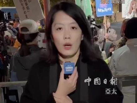 #日本首相官邸前再次爆发抗议 ,#日本民众喊话高市不要煽动战争 。当地时间11月21日晚,日本东京首相官邸前再次爆发集会抗议。日本民众自发举行集会,对首相高市早苗近期错误言行表达强烈不满,要求她撤回涉台谬论。抗议者手持标语,高呼“撤回言论”“不要煽动战争”“守护和平”等口号,要求高市辞职。近日,日本东京、京都等民众多次自发集会,抗议高市早苗试图拿台湾做借口挑起战争,并要求日本政府撤回她的涉台错误言论。(记者 侯俊杰)