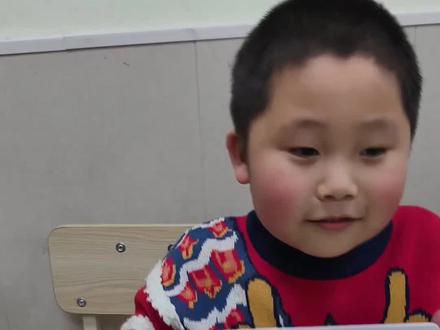 学习内容总结——WeDo双桨飞机(编程与机械)
项目亮点
今天我们用WeDo积木做了会飞的“双桨飞机”!✈️
1. 双桨动力:
机翼两边各装一个螺旋桨,像小鸟的两只翅膀,转动时一起“扇动”空气,给飞机向前的推力;
用电机带动齿轮,让两个螺旋桨同时转(小齿轮带大齿轮,转得稳还省力)。
2. 编程控制:
用WeDo软件拖模块:按“绿旗”→螺旋桨开始转,按“红色停止键”→螺旋桨停下;
调“速度滑块”:数字越大,螺旋桨转得越快,飞机“飞”得更有劲儿!
3. 平衡小秘密:
机身用长积木搭得直直的,左右螺旋桨距离一样,不然飞机会“歪着跑”;
尾翼向上翘,像小尾巴一样帮飞机“稳住方向”,不会东倒西歪。
核心知识点
双桨联动:两个螺旋桨同步转动,动力更足(比单桨飞机飞得稳);
齿轮传动:电机转→齿轮转→螺旋桨转,能量像“接力棒”一样传过去;
编程逻辑:“当…就…”指令(如“当绿旗被点击,电机开始转”);
平衡结构:对称的机翼和尾翼,让飞机保持直线“飞行”。
创意小尝试
知识点提炼
✅ 双桨动力与同步传动
✅ WeDo电机与齿轮配合
✅ 基础编程指令(启动/停止/速度调节)
✅ 对称结构与平衡原理#机器人编程