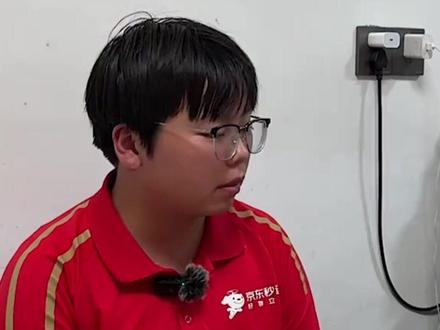 父亲因病去世,母亲离家,20岁姐姐送每天骑车40分钟去县里送外卖,养活3个弟弟妹妹!“不管前方的路多难 只要有我在 你们好好长大就行”#姐弟 #正能量 【来源:2米饭桶、懒洋洋(沭阳四姐弟)】