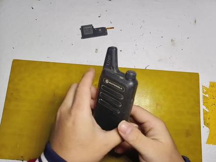 摩托罗拉对讲机声音断断续续通病,旋钮开关损坏、老化造成声音断续,声音小,卡顿嘶哑,飞线修复达到最大音量