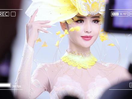 滴——您的「花仙子」幕后花絮已送达✨🧚♀️
正片里:优雅,太优雅了✨
花絮里:再来一遍……再来亿遍……
“老厉害了这次”@佟丽娅
#河南春晚 #舞蹈花开富贵