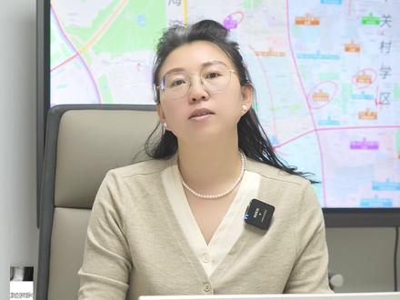 人翠官宣跻身一梯队?海淀初中加工能力排名 按照21年小升初海淀招生校统计,共计82所,其中70所初中校的语数英总分,被归为平均增值+高增值校,占比85.4%,足见海淀初中校的整体加工实力。
在这70所初中校中,有39所属于高增值学校。
人翠:从2017年人翠诞生全海淀中考第一名,到23年中考海淀前20占了2人,最高分649,甚至网传24年中考人翠超过清华附、101分数线的有28人,超过北大附的有50人,总计169人超过628分亮眼成绩,人翠的初中进步是肉眼可见的飞速提升。
57中:这两年整体成绩蹿升也很快,特别是1+3班的孩子,成绩能比肩六小强。
人大附航天城:在22年中考时成绩一鸣惊人,直接进入海淀前十,主要是受益于2019年小升初时DZ的生源。
以上三所初中校,人大附航天城是直升校,主要面向航天子弟招生;羊坊店学区的铁路实验小学,有40%比例直升57中,人翠派位也在羊坊店学区,看来今年羊坊店学区热度会比去年高。
十一龙樾:王牌是克隆了十一的3+3,虽然是走班,但是规模小、管理严,生源虽然比十一3+3略差,但成绩处于同一水平。
上地实验:跟101之间的紧密联系,也让它成为海淀大热门校,同时助力让上地学区房五环外的位置,卖出了三环的价格。
清华附上地:成绩一直非常稳,管理也很严格。
首师附一分校:成达班成绩可以和首师附本校实验班掰掰腕子。
北航实验学校:生源都是二代直升,成绩在区重点里数一数二,不过一般人进不去。
以上几所所学校,十一龙樾派位学区为西三旗和清河的小学,上地实验和清华附上地都是九年一贯制校,永定路学区的玉泉小学40%可以直升首师附一分校
#海淀学区房 #海淀初中 #人大附中翠微 #海淀小升初 #北京学区