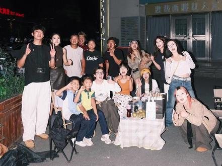 朋友都是自己选的家人!我们是天选一家人! 人生中很多伤痕,其实都不是被那些宏大的时刻治愈的,一碗爱吃的炒粉,还有愿意给予我们浪漫的最熟悉的陌生人(尧仔老板)。
我们几个密谋了一件“小事”——
直接把她最爱的小摊老板,“搬”到了她家楼下。
当锅铲和铁锅碰撞出熟悉的声音,当香气在夜色里袅袅升起,
她拄着拐杖站在那儿,眼睛亮亮的,眼泪也泛滥成河。
那一刻我们明白了:
最好的浪漫,从来不是多么惊天动地,
而是把她念叨过的那家炒饭,原汁原味地送到她眼前。
是让无能为力的日子,突然开出一朵花来。
原来好的朋友,就是天选的一家人。
他们会记得你爱吃什么,会看穿你的坚强,
会用最笨拙又最真诚的方式,把你从生活的泥潭里打捞起来。
人生路上总有颠簸和意外,
但没关系啊,我们会一次次为你开灶点火,
让最平凡的人间烟火,照亮你所有的至暗时刻。
你看,生活有时让我们骨折,
但爱,会让我们在跌倒的地方,一起种出花来。#青年创作者成长计划#把我的国庆远行拍成旅综 #发癫吧后浪