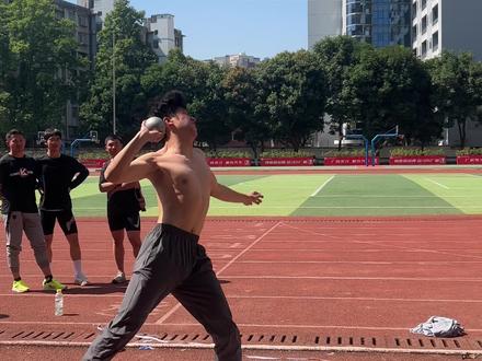 投铅球一发力膝关节就往下跪?尝试掌握这个细节#铅球#劲越田径