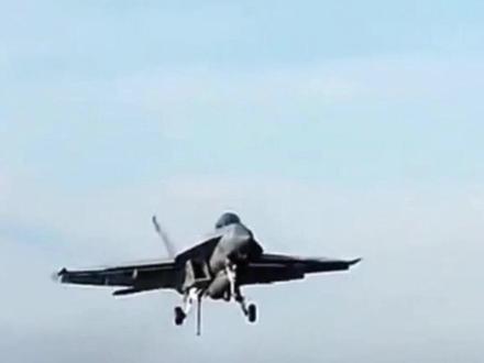 为什么舰载机在航母降落时要动力全开? #科普 #军事武器 #舰载机