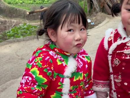 第一次穿健美裤太搞笑了,哈哈哈哈哈哈 快乐的一天开启了!#瑶一瑶小肉包 #人类幼崽迷惑行为大赏