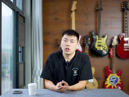 千元入门电吉他怎么选?看这里就够啦!市面上超级热门的入门琴品牌优缺点盘点!
如果你是一个准备买一只千元电吉他入门的萌新一定要好好看这期视频,我将从一个商家 自身爱好者的角度从音色 工艺 手感 品控等各个方面跟大家分享现在市面上超级热门的7个入门琴品牌的看法 IBANEZ SQUIER 法丽达 TAGIMA YAMAHA J&D epiphone!视频里提到的型号大多数都评测过 大家可以翻一下往期的测评 球球各位爷点点关注给俩币吧 咚咚咚!#新手电吉他 #入门吉他 #ibanez #法丽达 #Squier