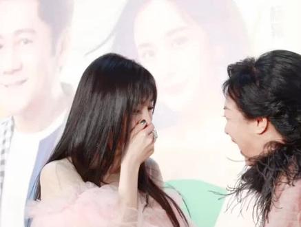 #杨幂 捂嘴笑的姐姐太可爱啦