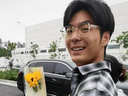 河南郑州:走出考场,考生说2025年的作文主题是爱国主义。他联想到抗日战争胜利80周年,并以此写了800多字。#2025高考 #金榜题名①
