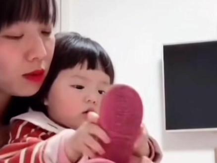 屁股摔疼咯#sasa的丸子妹 #丸子妹 #丸子妹表情包 #有点演技但不多的人类幼崽 #人类幼崽迷惑行为大赏