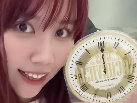 🇪🇸跨年吃葡萄🍇到底啥意思 🍇今年跨年,一定别忘了这件超有仪式感的事!
在西班牙,跨年夜最重要的“保留节目”之一
不是放烟花,也不是倒数狂欢,
而是——在新年钟声中吃 12 颗葡萄 🍇🍇🍇
🎆 当午夜钟声响起,
每敲一声钟,就要吃下一颗葡萄,
一共 12 声,12 颗,象征新的一年 12 个月的好运。
这个传统有个浪漫的名字:
Las Doce Uvas de la Suerte|幸运的十二颗葡萄
⚠️ 小知识时间:
很多人以为是 1 秒 1 颗,其实并不是!
西班牙的新年钟声大约 每 3 秒敲一次,
所以不用太紧张,但——还是很容易噎到🤣
每年都有人被葡萄“折磨”得手忙脚乱,
但大家依然乐此不疲。
✨ 传说中:
每吃下一颗葡萄,
就可以为接下来的那个月许一个心愿,
如果 12 颗都顺利吃完,
新的一年就会被好运“全包圆”🍀
今年跨年,不妨也入乡随俗,
准备 12 颗葡萄,
在钟声里偷偷许下 12 个小心愿。
也许,真的会有好事发生呢 💫
#跨年🍇 #西班牙十二颗葡萄 #西班牙包车 #巴塞罗那司导情侣