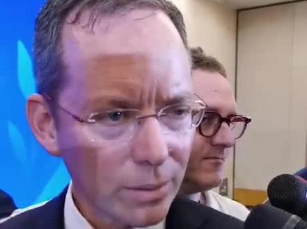 【中美如何管控分歧?美国务院前副助卿华自强:既讨论矛盾也要谈合作】9月12日,美国前助理国务卿帮办华自强在北京香山论坛期间,就中美如何管控分歧等问题回答媒体提问。华自强表示,希望通过外交对话,管控分歧,不让它们演变成战争。