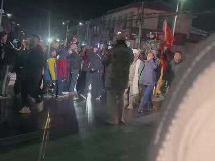 33峰骆驼,3匹马,20多名队员打卡旬邑原底
东天山骆驼队以重走古丝绸之路为核心,通过文化交流、历史探索和现代传播,展现了多方面的重要意义。
一、文化意义:
1、驼队通过实地走访和文化活动,深化了对古丝绸之路历史背景和文化特色的理解。
2、举办开城仪式、再现汉唐场景,促进了跨地域的文明对话。
3、队员通过拍摄纪录片和图文集,记录和传承丝路文化,传播了“和平合作、开放包容、互学互鉴、互利共赢”的丝路精神。
二、民族意义:
驼队成员来自多个民族,在行程中相互支持,体现了民族交融。沿途与各族群众互动,增进了各民族之间的交往交流交融。这种互动有助于铸牢中华民族共同体意识。
三、经济意义:
宣传新疆的特色旅游和农副产品。
推广哈密大枣、葡萄干等特产,搭建了地域文旅桥梁。可能为新疆的经济发展带来积极影响。
四、现代意义:
1、用现代传播手段如抖音直播和短视频,让更多人了解新疆和丝路文化。2、展示了在“一带一路”倡议下,传统与现代的结合。3、激励人们以开放包容的心态加强文化交流与合作。
东天山骆驼队的活动不仅是一次文化之旅,更是对历史的致敬和对未来的探索。