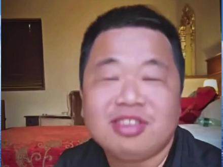 蓝战非自述经历 @蓝战非 #蓝战非 #蓝战非世界之行 蓝战非1992年出生于广东云浮罗定,是一位从游戏主播成功转型为知名旅游博主的励志人物。他的成长经历充满了坎坷与奋斗,而他的成功也并非一蹴而就,而是经历了多次人生的低谷与转折。
蓝战非的早年生活充满了挑战。高三那年,父亲因心脏病去世,母亲精神崩溃,妹妹还在上小学,家庭的重担落在了他的肩上。为了维持生计,他白天在工地卖苦力,晚上在餐馆刷盘子,生活十分艰难。
蓝战非最初以游戏主播的身份进入公众视野。他曾是英雄联盟职业选手,擅长中单位,被誉为“国服第一发条”。2014年退役后,他开始在斗鱼直播,凭借幽默风趣的直播风格和出色的游戏技术,迅速积累了大量粉丝。2017年,随着《绝地求生》的爆火,蓝战非转型成为吃鸡主播,并组建了“四小天盒”战队,人气进一步飙升。
蓝战非的事业并非一帆风顺。2018年,他经历了感情背叛和团队分崩离析的双重打击,事业陷入低谷。PUBG热度褪去后,他尝试过摆摊、打工等“失业挑战”,但反响平平。2022年,他决定彻底转型,卖掉所有资产,开始环游世界。
蓝战非从一个游戏主播成功转型为拥有近两千万粉丝的知名旅游博主。他的故事不仅激励了许多人,也让我们看到了一个人在面对困境时的坚韧和勇气。他的经历告诉我们,人生不是一条固定的轨道,而是一片广阔的旷野,只要敢于探索,就能找到属于自己的道路。蓝战非的人生充满了戏剧性和励志色彩,他的经历让我们看到了一个人在面对困境时的坚韧和勇气,以及在追求梦想过程中的坚持和努力 ,敬自由!