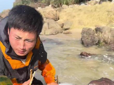 荒岛求生 平头带新粉丝上岛体验,利用竹篾编制捕鱼装置。#户外 #荒岛生存