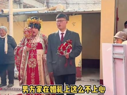 朱雪梅婚礼被骂上热搜:男方家也太不讲究,简直丢农村人的脸!#朱雪梅#大衣哥#女婿
#朱雪梅
