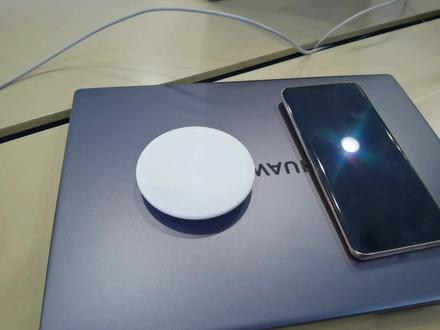 华为手机无线充电器怎么使用?需要连接数据线吗? #无线充 #无线充电器 #华为无线充电