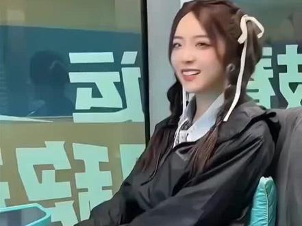 余霜坐摇摇椅,笑开了花,全是轻哼#余霜 #lpl