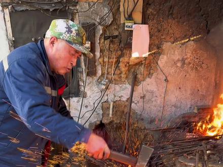 余师傅挑战用弹簧钢堆叠200多层,锻打一把西厨刀,你们想看他挑战什么刀,评论区打出来?@DOU+上热门 @DOU+小助手 #抖音商城年终狂欢季 #来抖音商城选好礼 #双旦惊喜好礼 #解压 #手工锻打