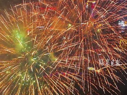 烟花向星辰,所愿皆成真。3月4日,焰火秀在阳泉桃河畔璀璨上演,绚烂烟花点亮山城夜空,年味与浪漫交相辉映。(采编:杨园园 航拍 张哲远)#烟花 #阳泉