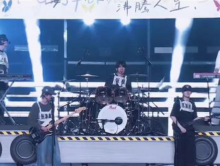 我嘞个换乘乐队啊 踢殴劈你们是什么乐器都会吧!
#top登陆少年 #TF家族新年音乐会 #TOP登陆少年 #痴人说梦 @DOU+小助手