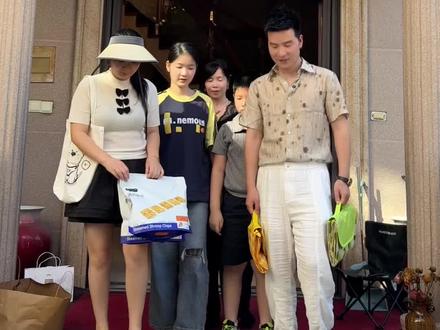 大林和小七带一家人出去野炊了,大林妈妈也在#保姆日常#记录真实生活#老花眼镜