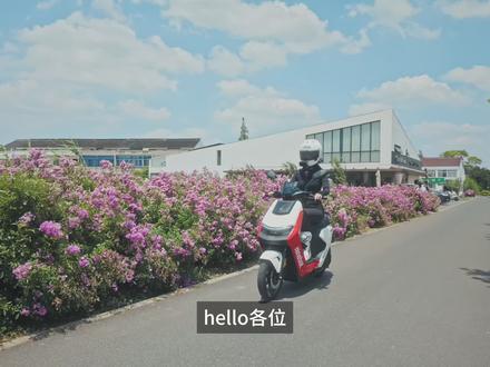 N1 90|九号短轴电摩的全新力作 九号对于N1是下了功夫的,仅仅1265的轴距,非常好骑,操控并不输于E,但是舒适度更高
并且短轴电摩一直是九号之前的灵魂所在,典型的就是E200p,那种叛逆的大马拉小车的感觉。不过N1结合它的定位,只能说是小马拉小车,当然结合售价来看的话,整个配置给的很足够,明显是给年轻人准备的
#声光电酷玩电摩 #九号电动N1 #E系列同源短轴小钢炮 #九号创作者 #九号开放日