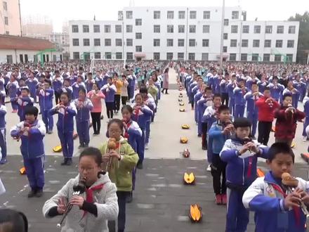 山河小学"千人葫芦丝 "合奏与"你笑赴来真好看"课间操