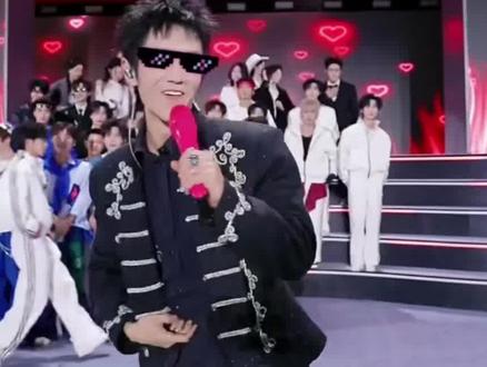 6.4日状态已回归版〖枪火〗,依旧那么好听,开播前粉丝量5.8万,开播后人数6万,还得是顶流聪明哥!郭聪明大舞台依旧需要大家的支持!近期每晚9点,锁定郭聪明小号:@斯庆呼叫郭聪明 ,大家进去点赞,转发,点亮粉丝灯牌,评论区打出他的名字!让我们一起助力包头,助力郭聪明这个包头的实力顶流!#郭聪明#内蒙古包头