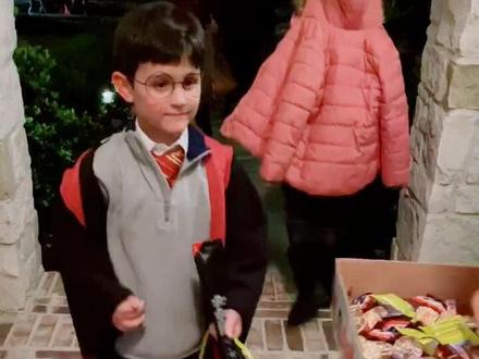 不给糖就捣乱Trick Or Treat是万圣节主要活动 小孩装扮成各种恐怖样子 逐门逐户按响邻居的门铃要糖果
