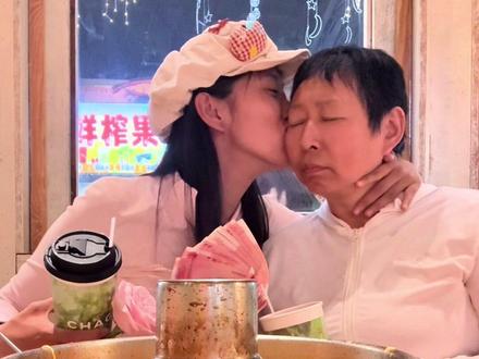 母亲节不知道买什么礼物,索性把一个月工资给老妈让她自己买#母亲节礼物 #爱你老妈 #母亲节 #母亲节手工