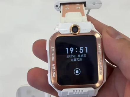 #小天才电话手表 这款是Z6pro少年版有白金色和灰色两个颜色也是非常好看的,还搭载「青春系统+经典系统」,家长在APP端可一键切换;小学用经典系统易上手,中学切青春系统,支持桌面自定义、功能一键直达,操作更灵活,也可以参加国补,快来金桥永旺京东选购吧