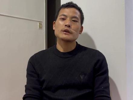 “刀疤哥”退出荒野求生挑战赛
提到关于商务 他表示现在随缘 不拒绝
“刀疤哥”一场直播在线人数超20万
本人表示实在受之有愧 所以提前下播#刀疤哥 #刀疤哥回应直播 #七星山杯 #荒野求生